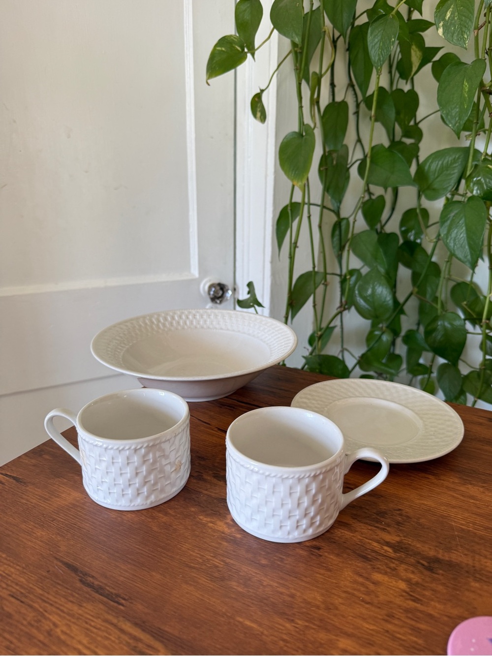 White Textured Ceramic Dinnerware Set - 4 Piece wicker by Oneida